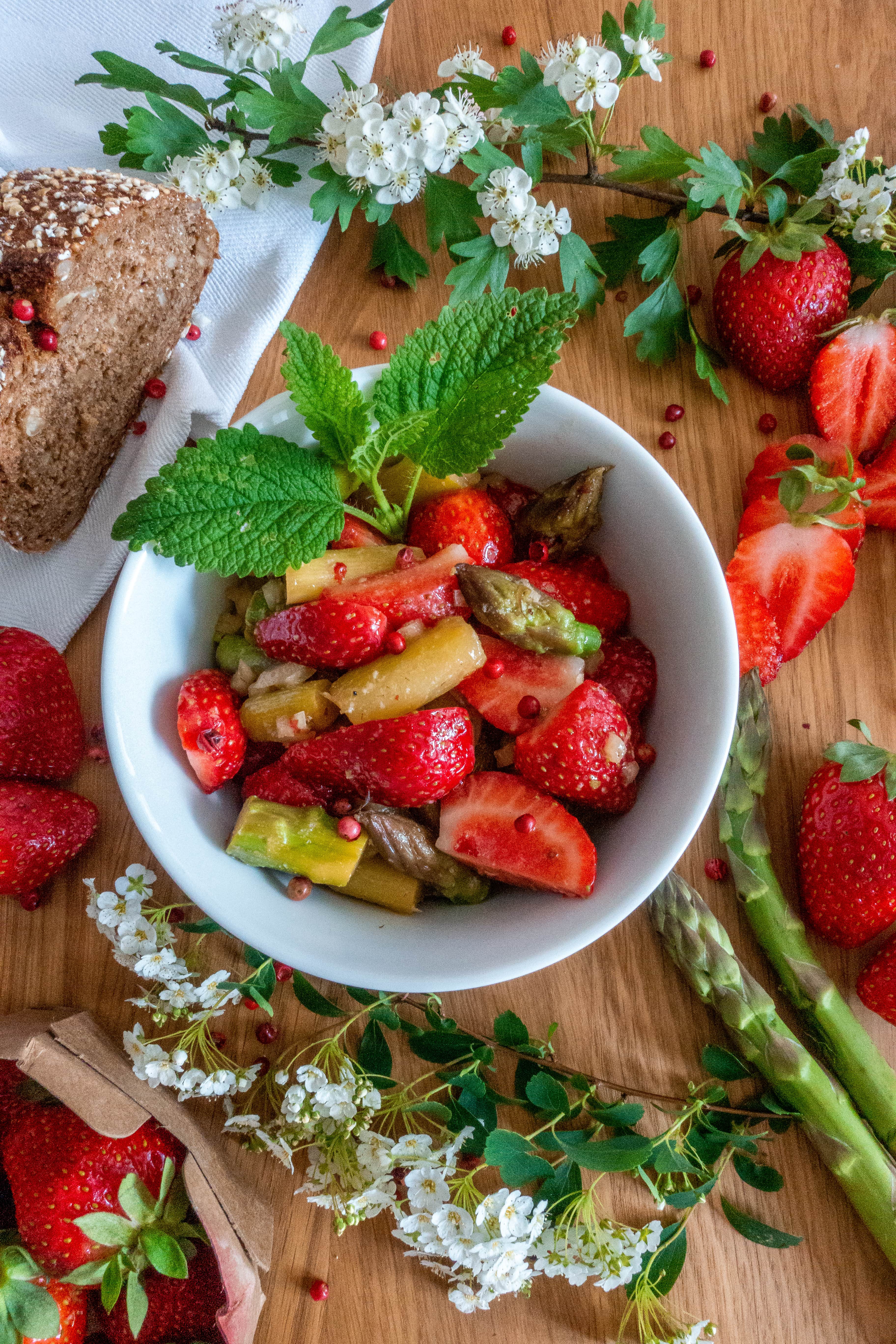 Gepfefferter Spargel Erdbeersalat